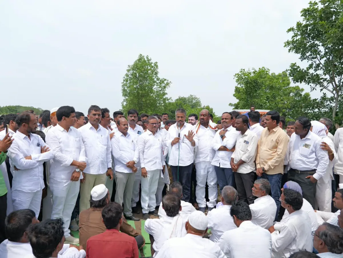 शेतकऱ्यांच्या बांधावर पोहोचले आ. रोहित पवार; दुष्काळग्रस्त पिकांची केली पाहणी
